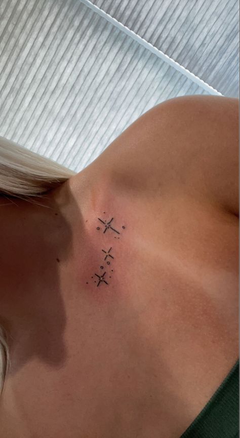 Hot Collar Bone Tattoo, Collar Bone Tattoo Family, Tattoo Ideas Female Small Collar Bone, Sparkle Tattoo On Chest, Under Collar Bone Tattoos Words, Henna Tattoo Designs Collar Bone, Stars On Collarbone Tattoo, Women Small Chest Tattoo, Tattoo Colar Bones