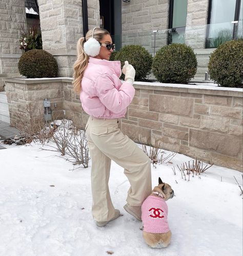 Pink Ski Jacket Outfit, Pink Winter Jacket Outfit, Pink Jacket Outfit Winter, Pink Snow Outfit, Pink Outfit Winter, Snow Pants Outfit, Crop Puffer Jacket Outfit, Outfit Rosado, Pink Winter Outfits