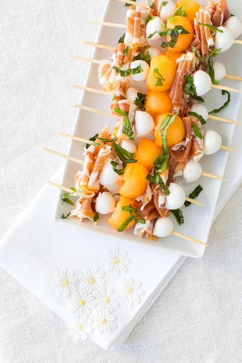 An appetizer that is both sweet and savory Melon Skewers, Summer Skewers, Prosciutto Melon, Brunch Easter, Brunch Appetizers, Gourmet Appetizers, Easter Appetizers, Tomatillo Salsa, Skewer Recipes