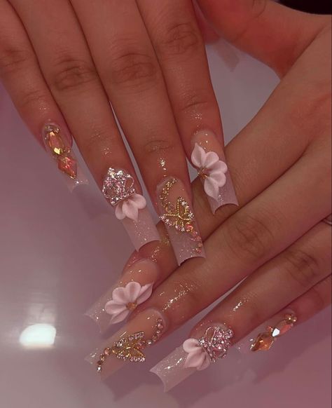 Quinceanera Rose Gold Theme Nails, Gold Pink Nails Acrylic, Quinceañera Short Dresses, Pink And Rose Gold Nail Ideas, Royal Pink Nails, Quince Nails Ideas, Pink Quince Nails With Butterflies, Pink And Gold Flower Nails, Extra Quince Nails