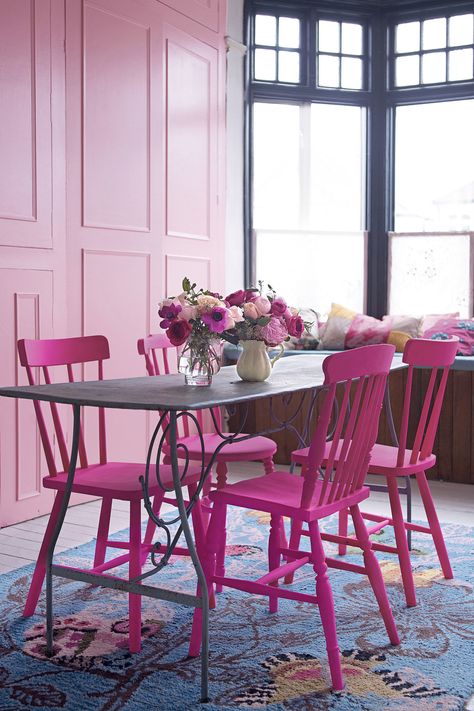 Pink Kitchen Table, Pink Wall Paint, Spring Centerpieces, Pink Painted Walls, Pink Chairs, Mini Mason Jar, Mason Jar Centerpiece, Spring Table Settings, Dining Room Paint