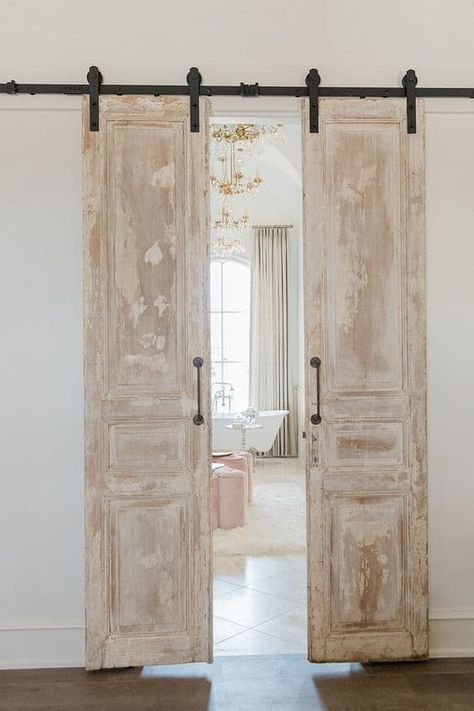 -Double-doors - Once limited to the farm, barn doors have made their entry in city living now. They add a unique style to homes and give them a rustic appeal. This is... Doors Modern, Sliding Door Design, Barn Door Designs, Diy Barn Door, Antique Doors, 아파트 인테리어, Sliding Barn Door Hardware, Texas Homes, Wallpaper Vintage