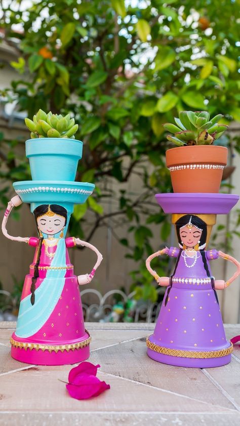 Vishnu Priya | DIY Home Decor Planting season is here sharing a VERY EASY DIY you can make at home. This is a cool project for kids and the kid in… | Instagram Flower Pots Decoration Ideas, Diy Pot Decorating Ideas, Flower Pot Decorating Ideas, Art Corner Ideas, Diy Creative Crafts Home Decor, Diy Pots For Plants, Pot Decorating Ideas, Creative Flower Pot Ideas, Art With Clay