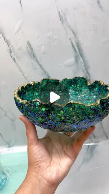 How To Make Resin Bowls, Epoxy Bowl Diy, Resin Side Table Diy, Resin Bowl Tutorial, Resin Crockery, Resin Techniques Epoxy, Resin Bowl Ideas, Small Epoxy Resin Projects, Resin Bowls Diy How To Make