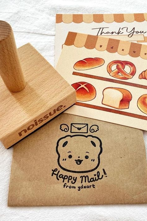 How delightful! 💖 @ydxart got creative with noissue Stamp by pairing it with custom Cards and using it to brand kraft envelopes. Equipped with a soy based ink pad, it marks porous surfaces without toxic chemicals for about 10,000 impressions. ✔️ Here are the creative ways to use one for small business branding! 🤗 Small Business Stamp Ideas, Logo Stamp Packaging, Cute Packaging For Small Business, Cute Stamps Design, Cute Logos For Small Business, Small Business Aesthetic Packaging, Simple Packaging Ideas, Sticker Business Ideas, Cute Packaging Ideas For Business