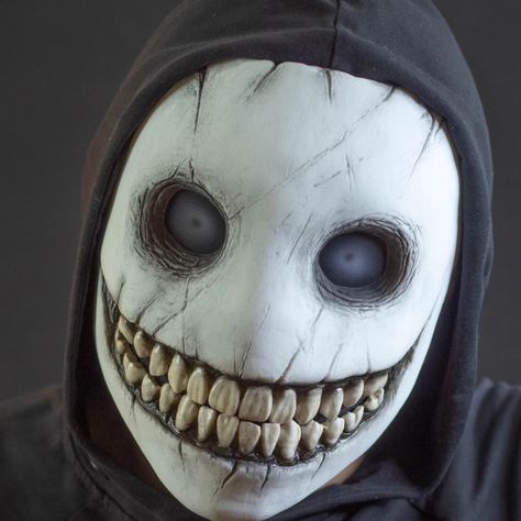 New creepy smiley mask. #mask #helloween #cosplay #ukrainecosplay Scary Cosplay Ideas, Creepy Masks Diy, Diy Scary Mask, Creepy Mask Design, Halloween Masks Diy, Halloween Mask Diy, Halloween Mask Ideas, Mascara Halloween, Smiley Mask