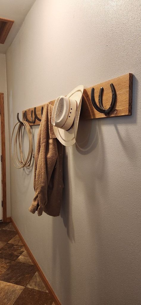 Horse Shoe Rack, Western Bar Decor Ideas, Small House Western Decor, Horse Shoe Shoe Rack, Diy Western Home Decor Rustic, Country Ideas For Home, Room Ideas Aesthetic Western Boho, Western Room Accessories, Western Dog Room