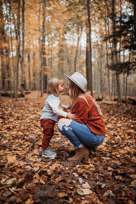 Photography Poses For Mom And Daughter, Mom And Daughter Photo Ideas Fall, Mom And Daughter Fall Photoshoot Outfits, Fall Mother Son Photoshoot Outfits, Fall Photo Ideas For Family, Mother And Daughter Fall Photoshoot, Family Of 3 Fall Photo Ideas, Fall Photos Mom And Son, Autumn Toddler Photoshoot