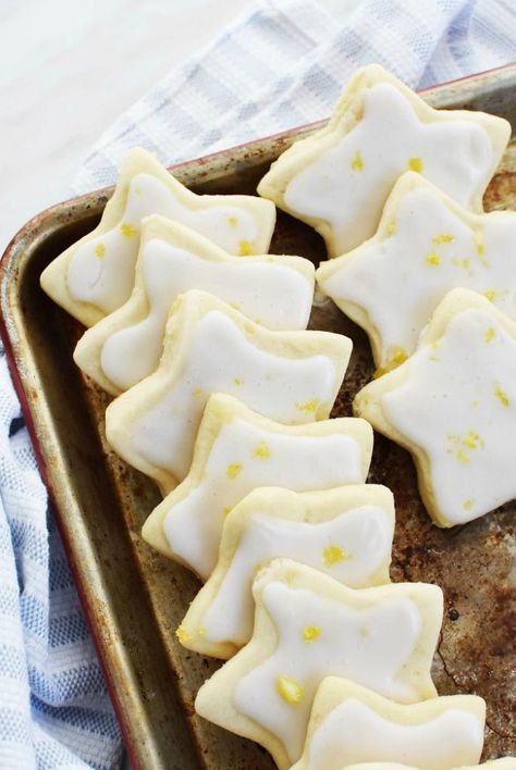 The BEST Lemon Shortbread cookies. These Lemon Shortbread Cookies are iced with a delicious lemon icing and are buttery, soft, and delicious! Perfect for any time of the year, this dough can be made ahead of time. #ChristmasCookies #cookies #lemon #shortbread Lemon Icing Cookies, Iced Lemon Shortbread Cookies, Cookies Lemon, Homemade Shortbread, Lemon Shortbread, Lemon Shortbread Cookies, Lemon Bar, Lemon Icing, Butter Tarts