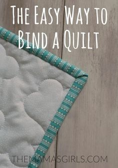 The Easy Way to Bind a Quilt - Tutorial - themamasgirls Snack Halloween, Bind A Quilt, Quilt Binding Tutorial, Diy Sy, Sewing Binding, Quilt Border, Quilt Binding, Quilting For Beginners, Quilting Techniques