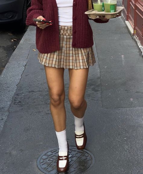 Brown Socks Outfit, Plaid Skirt Outfit, Look Adidas, Estilo Indie, Quoi Porter, Skandinavian Fashion, Chique Outfits, Looks Street Style, Cute Fall Outfits