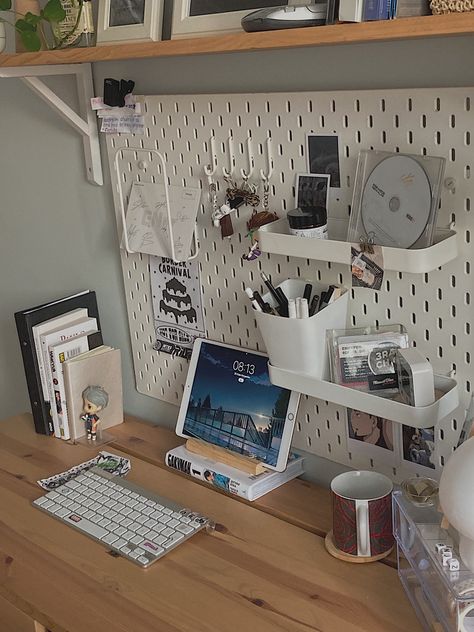 Peg Board Organization Home Office, Pegboard Study Table, Ikea Pegboard Desk Setup, Peg Board Desk Ideas, Pegboard Bedroom Ideas, Pegboard Ideas For Bedroom, Skadis Ikea Ideas Office, Pegboard Desk Setup, Ikea Pegboard Aesthetic