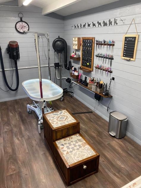 Dog Groomer Set Up, Dog Groomer Home Salon, Dog Grooming Tool Organization Ideas, Grooming Dogs Salon Design, Dog Grooming Table Ideas, Dog Groomer Organization, Home Pet Grooming Salon, Pet Groomer Salon, Dog Grooming Parlour Ideas