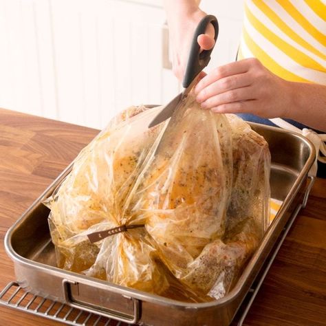 Turkey Recipes Thanksgiving Oven, Turkey Bag Recipes, Cook Turkey In Oven, Oven Turkey Recipes, Turkey In Oven Bag, Preparing A Turkey, Turkey In Oven, Turkey Cooking Times, Oven Bags