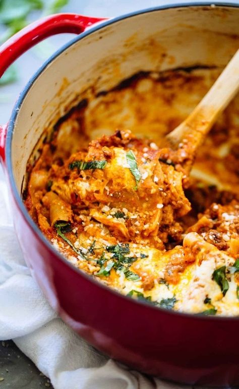 One-Pot Lasagna One Pot Lasagna, Pasta Italia, Pinch Of Yum, Pot Lasagna, Dutch Oven Recipes, Slim Fast, Pan Meals, Easy Soup Recipes, Lasagna Recipe