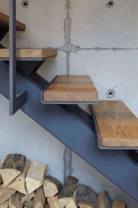 Re:model — Steel and wood stairs Cantilevered Stairs, Cantilever Staircase, Scale Loft, سلالم حلزونية, Industrial Stairs, Cantilever Stairs, Escalier Design, Loft Stairs, Steel Stairs