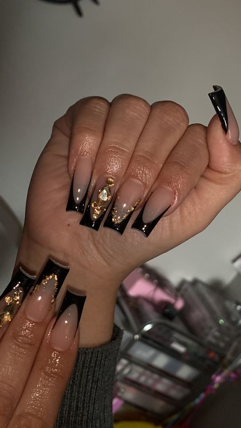 Black And Gold Nails Medium, Black Nails For Birthday Ideas, Acrylic Nail Designs Black And Gold, Nail Inspo Black And Gold, Black Nails With Gold Gems, Gold And Black Nails Ideas, Black French Tip Nails With Gold, Short Black And Gold Nails, Black N Gold Nails