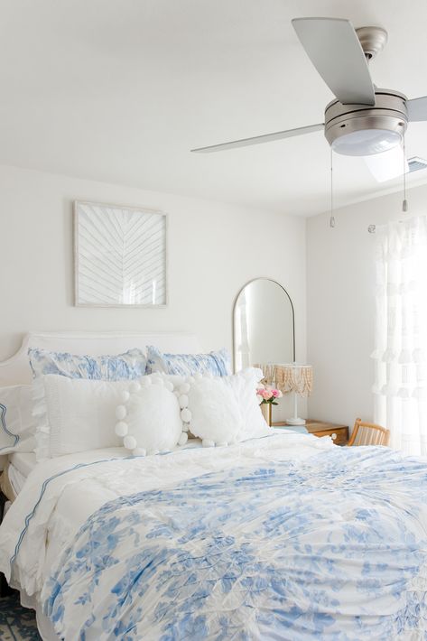 (📷: @jennyreimold) Light Blue Room Ideas, Costal Bedroom, Blue Dorm, Blue Room Decor, Blue Bedroom Ideas, Sorority House, College House, Coastal Room, Bedroom Blue