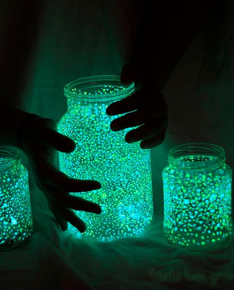 Glow In The Dark Jars, Diy Halloween Jars, Glow Mason Jars, Diy Photo Shoot, Glow In Dark Paint, Fairy Glow Jars, Mason Jar Fairy Lights, Diy Halloween Dekoration, Glow Jars