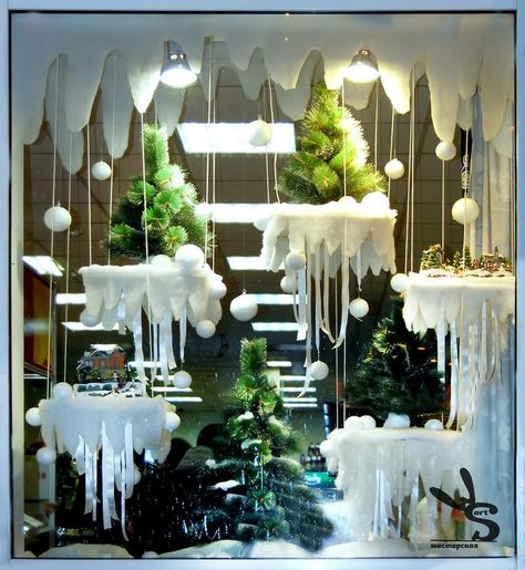 Lovely window display idea for winter Winter Window Display, Christmas Shop Window, Holiday Window Display, Window Display Retail, Decoration Vitrine, Store Window Display, Store Window Displays, Christmas Window Display, Winter Window