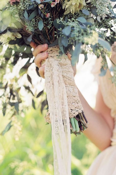 top off a vintage style bouquet with lace | wendy laurel photography | via: wedding wire Lace Bouquet, Rembo Styling, Bouquet Bride, Wrap Ideas, Bouquet Wrap, Bridal Shoot, Lace Weddings, Boho Vintage, Beautiful Bouquet