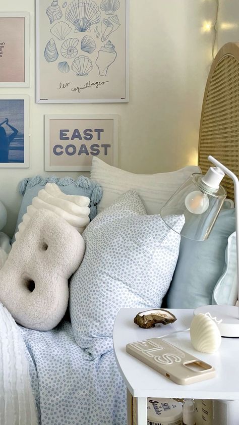 Summer Home Decor Ideas, Costal Bedroom, Surf Room Decor, Blue Dorm, Beachy Room Decor, Dream Dorm Room, Feeling Alive, Beach Room Decor, Dorm Room Styles