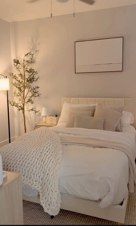 Cozy And Clean Bedroom, Minimalist Bedroom Women, Small Bedroom Ideas Beige, White And Cream Room, Bedroom Ideas White And Beige, Apartment Bedroom Inspo Cozy, White And Beige Room Aesthetic, White Cozy Bed, Neutral Spare Bedroom