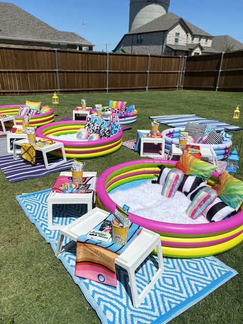 Outdoor Family Movie Night Ideas, Sweet 16 Outdoor Movie Party, Outdoor Movie Theme Birthday Party, Backyard Activities For Teens, Seating For Outdoor Movie Night, Outdoor Movie Party For Kids, Backyard Drive In Movie Party, Inflatable Pool Movie Night, Blow Up Pool Movie Night