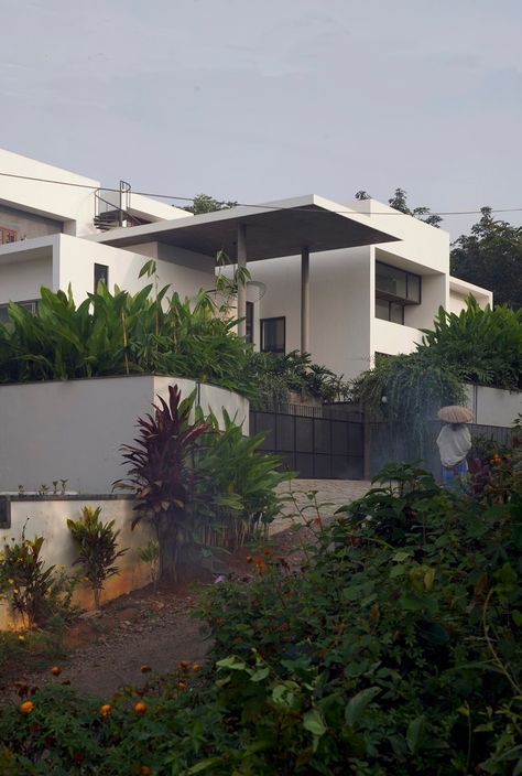 Gallery of Athira-Paras Residence / Studio Acis - 5 Contemporary Residence Elevation, Residence Elevation, Architecture Design Competition, Contemporary Residence, Compound Wall, Asian Paints, Arch Daily, Lighting Setups, Ventilation System