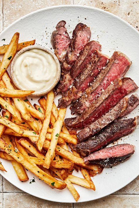 Juicy ribeye steak and crispy french fries pair perfectly with garlic aioli, in this classic, steak frites dish. Truffle Steak, Cooking The Best Steak, Easy Steak Fajitas, Steak Dishes, Plats Healthy, Crispy French Fries, Steak Frites, Steak Bites, Skirt Steak