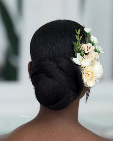 Curly Hair Bride, Natural Hair Updo Wedding, Low Bun Wedding Hair, Natural Hair Wedding, Black Wedding Hairstyles, Natural Wedding Hairstyles, Natural Hair Bride, Hair Bride, Bridal Hair Inspiration