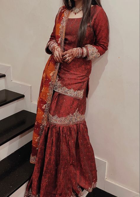 desi Maroon Gharara, Red Sharara Suit, Red Gharara, Pehla Pyaar, Red Sharara, Gharara Designs, Red Kurti, Mehndi Outfit, Eid Dress