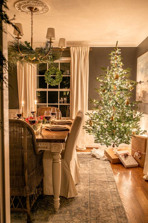 Christmas dining room at night Houses Christmas, Party 2023, Christmas Dining Room, Christmas Pics, Dinner Room, Christmas Decor Inspiration, Historic Houses, Seasonal Decorations, Christmas Dining