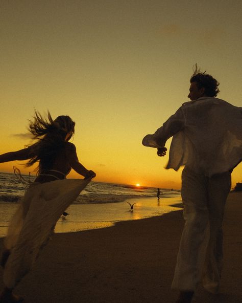 @taliaskye & @r.makalii in golden hour🌞 Authenticity Aesthetic, Partner Aesthetic, Golden Hour Couples Shoot, Beach Moodboard, Best Quotes Images, Dream Dates, Beach Pic, Couples Shoot, Couple Goals Teenagers