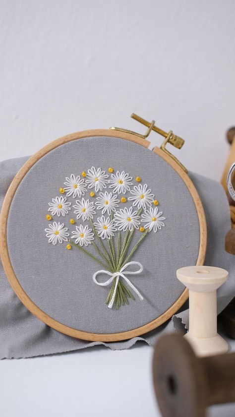 Hoop Embroidery Ideas, Simple Flower Embroidery Designs, Back Stitch Embroidery, Hand Embroidery Letters, Embroidery Hoop Art Diy, Hand Embroidery Patterns Free, Simple Hand Embroidery Patterns, Simple Embroidery Designs, Diy Embroidery Designs