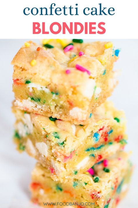 confetti cake blondies Funfetti Cookie Bars, Funfetti Cake Mix Recipes, Blondies Recipe Easy, Funfetti Cake Mix Cookies, Cake Bars Recipe, Cake Mix Cookie Bars, Confetti Cookies, Cookie Bars Easy, Easy Bar Recipes