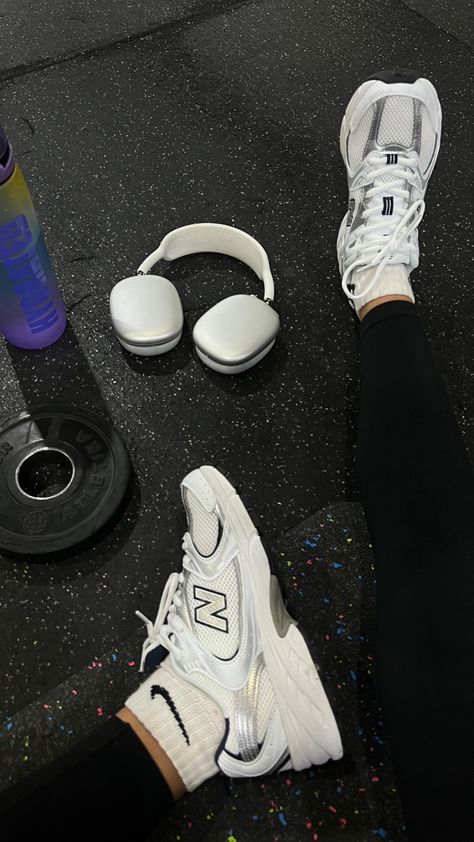 Shoes For Gym For Women, Nike Shoes Gym, New Balance 350, Headphones For Gym, Gym Pictures Ideas, Gym Shoes For Women, Nike Lifestyle, Nike Aesthetic, Nike Gym Shoes