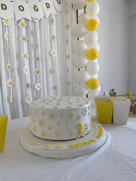 Light Yellow Birthday Theme, Birthday Decorations At Home, Daisy Party, Simple Birthday Decorations, Yellow Birthday, 19th Birthday, Birthday Food, Baby Yellow, Baby First Birthday