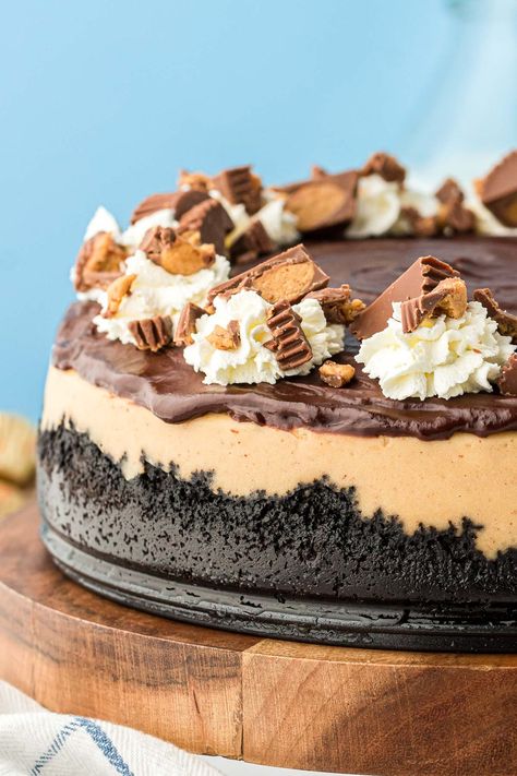 This Peanut Butter Chocolate Cheesecake recipe is a silky, peanut buttery dessert with an Oreo cookie crust and a rich chocolate ganache topping! Cheesecake And Chocolate Cake, Peanut Butter Marshmallow Cheesecake, Milky Way Cheesecake, French Silk Cheesecake, Peanut Butter Brownie Cheesecake, Peanut Butter Chocolate Cheesecake, Chocolate Ganache Topping, Peanut Butter Cheesecake Recipes, Making Pies