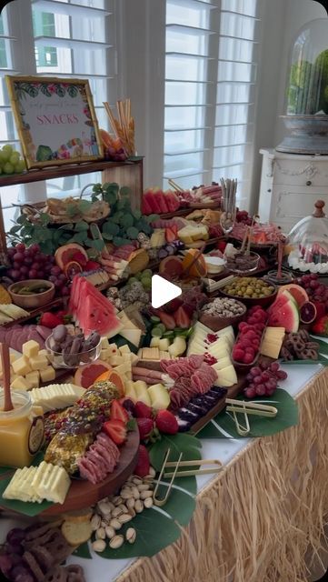 Dark Kitchens, Entertaining Food, Charcuterie Plate, Charcuterie Inspiration, Party Platters, Summer Snacks, Grazing Tables, Entertaining Recipes, Cheese Lover