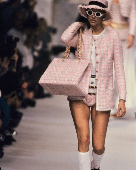 @virgomood on Instagram: “Emma Sjoberg, Chanel 1993” Model 90s, 80s Chic, Chanel 90s, Chanel Blazer, Chanel Runway, 90s Runway Fashion, Runway Fashion Couture, Chanel Spring, Pink Chanel