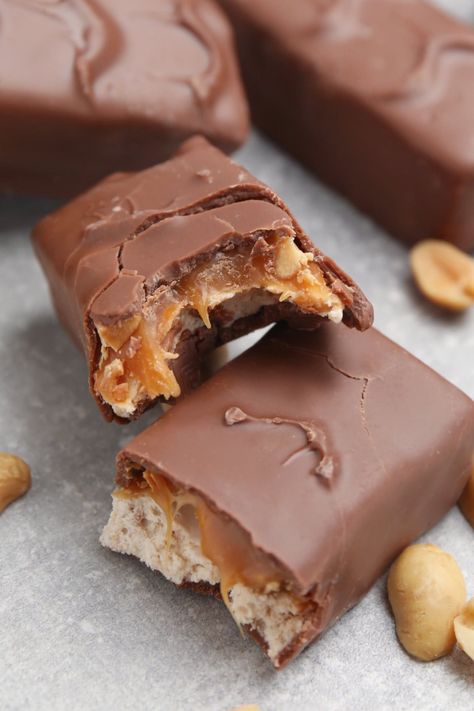 homemade mars bars. Sugar Free Christmas Cookies, Mars Chocolate Bar, Mars Candy, Crunch Bars Recipe, Mars Bars, Homemade Candy Bars, Chocolate Bar Recipe, Chocolate Caramel Pretzels, Homemade Chocolate Bars