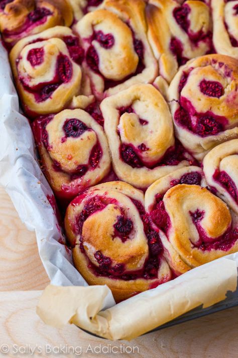 Raspberry Swirl Sweet Rolls | 15 Flavored Cinnamon Rolls That'll Take Your Breakfast Game To The Next Level Frozen Berry Recipes, Hot Chocolate Sauce, Cinnamon Bun Recipe, Sallys Baking, Frozen Raspberries, Berry Muffins, Cinnamon Bun, Berries Recipes, Sweet Rolls