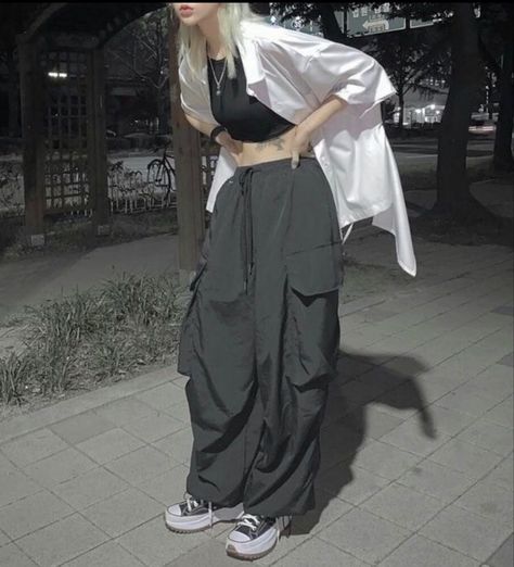 Oversized Outfit Aesthetic, Oversized Outfit Ideas, Black Joggers Outfit, Parachute Pants Outfit, Black Shirt Outfits, Grey Pants Outfit, Oversized Shirt Outfit, Cargo Outfit, Converse Outfits