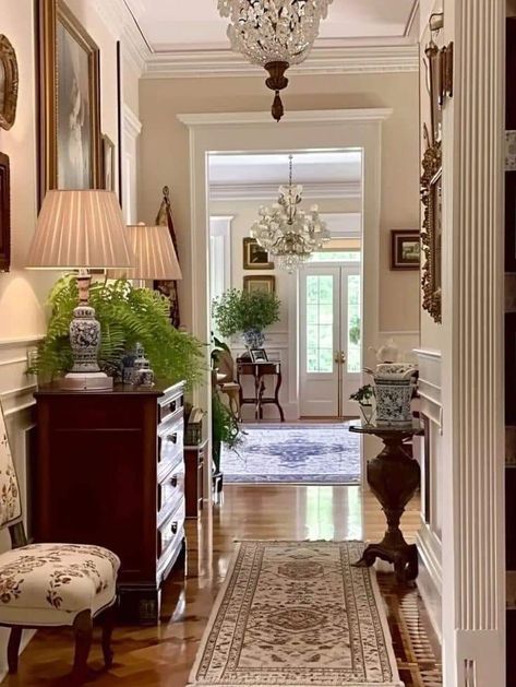 Neutral French Living Room, Foyer Traditional Entryway, Nancy Meyers Hallway, House Foyer Ideas, Entrance Way, Nancy Meyers, Casa Vintage, Bedroom Vintage, Dream House Interior