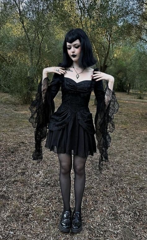 Outfits For Women Aesthetic, Gothic Outfits For Women, Goth Outfits Casual, Romantic Goth Outfits, Goth Summer Outfits, Goth Outfit Inspo, Goth Prom, Goth Fits, Goth Outfit Ideas