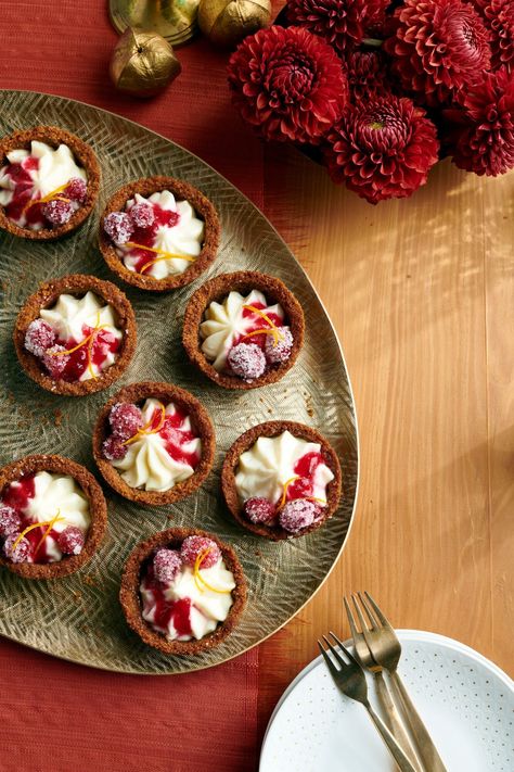 Mini Cranberry-Cheesecake Pies Mini Cranberry Cheesecake, Cranberry Cheesecake Pie, Mini Christmas Desserts, Mini Thanksgiving Desserts, Cheesecake Pies, Cranberry Desserts, Cranberry Dessert, Cranberry Cheesecake, Best Thanksgiving Recipes