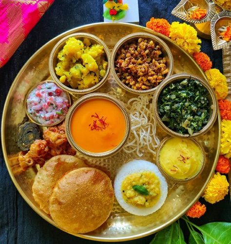 🤤 Desert Snacks, Thali Ideas, Healthy Food Breakfast, Tiffin Ideas, Gujarati Thali, Platter Food, Indian Lunch, Indian Food Photography, Breakfast Muffin