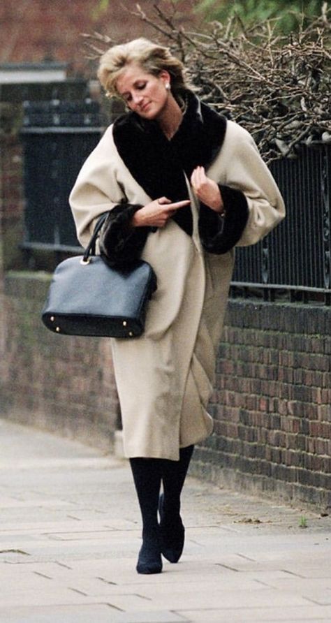 Lady Diana Fashion, Mode Mantel, Princess Diana Fashion, Princess Diana Photos, Princess Diana Pictures, Princes Diana, Diana Fashion, Diana Princess, Lady Diana Spencer