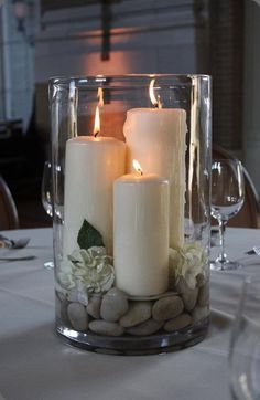 18 Gorgeous Vase Filler Ideas Fill with floating candle, shammrocks, a red rose, and rest on a book...Harry potter/Jane Austen/classic literature Vase Filler Ideas, Ideas Decoracion Navidad, Tre Kunst, Koti Diy, Candle Decorations, Rock Candle, Candle Arrangements, Decor Eclectic, House Outdoor